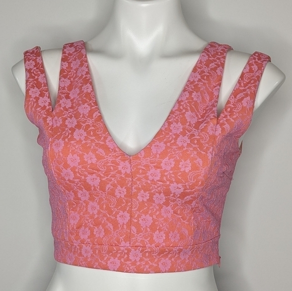 ✨3/$15 Miss Selfridge pink floral lace v neck crop top 6 - Picture 1 of 7